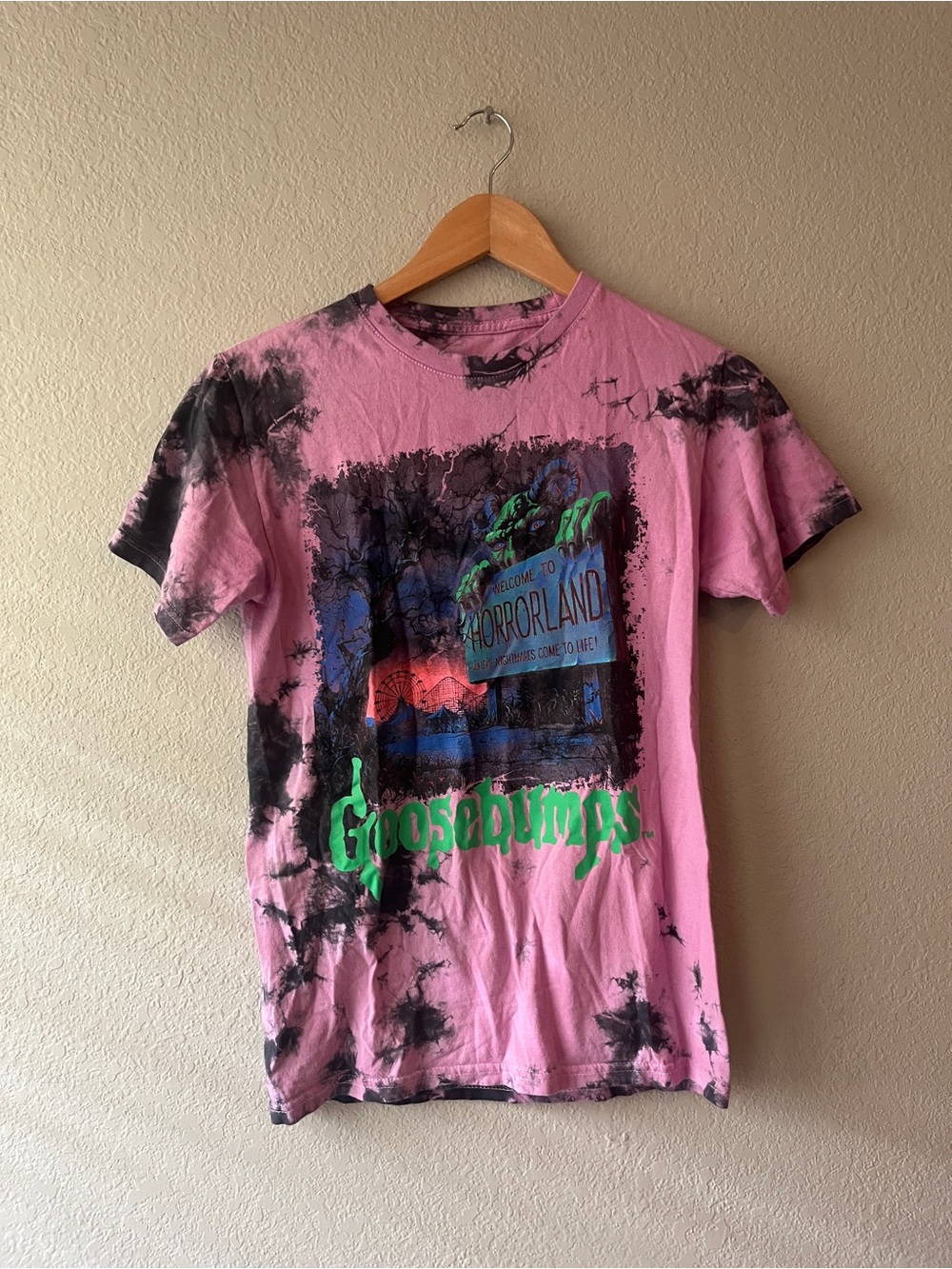 Goosebumps Vintage Halloween Pink and Black Tie-Dye Graphic Tee Adult Small